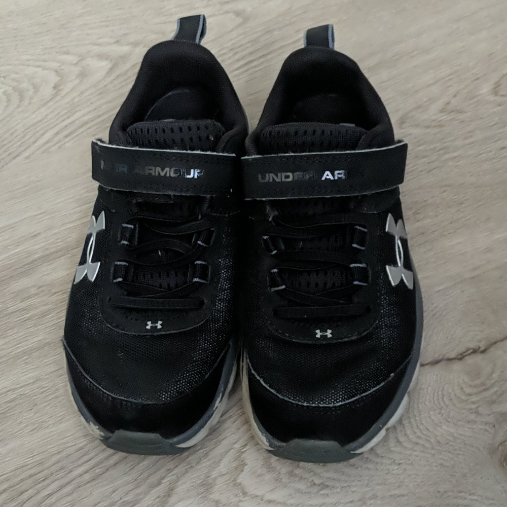 Under Armour Girls running shoes size 1Y